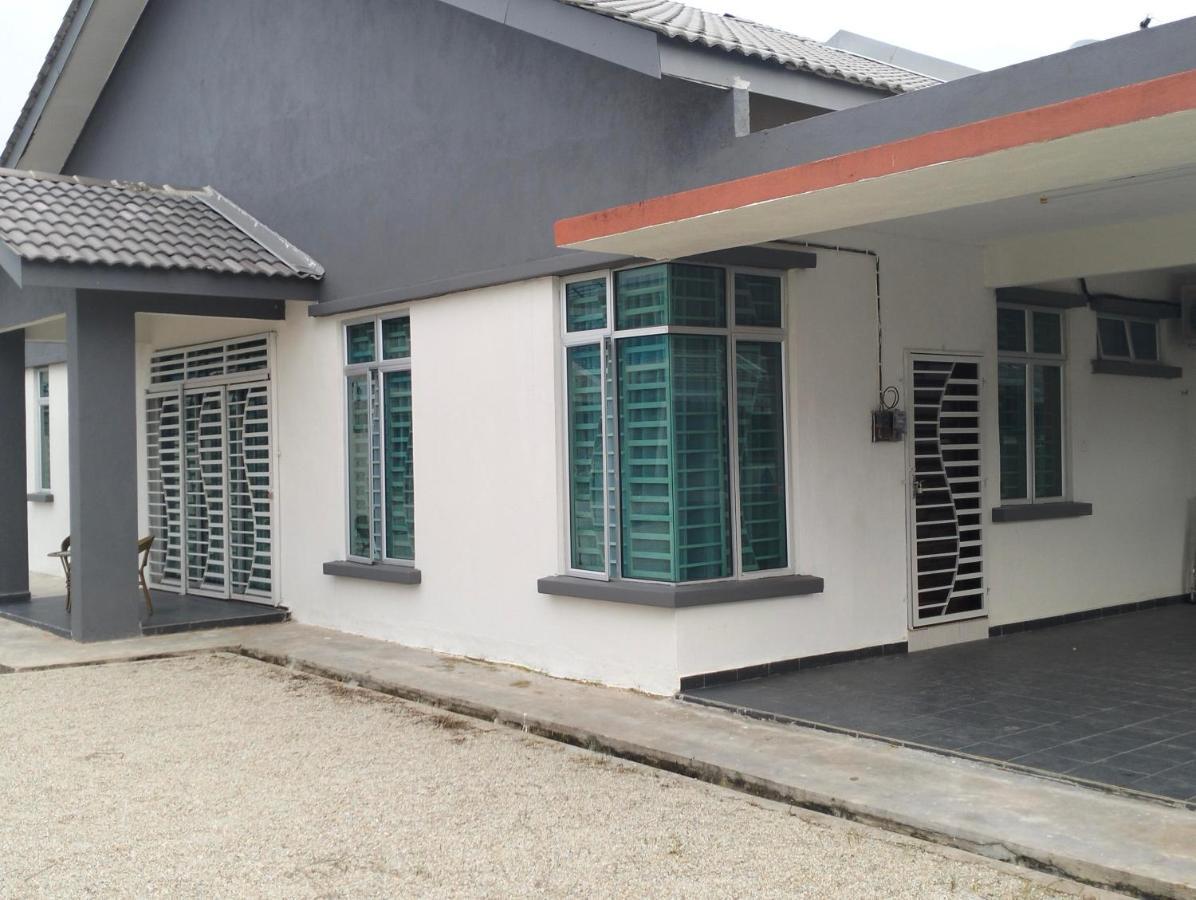 D'Sara Homestay Fully Furnished 3 Bedrooms All Aircond 2 Miles Centre Chukai 외부 사진