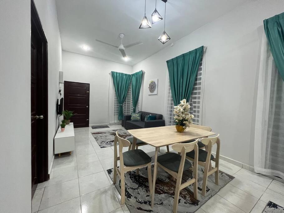 D'Sara Homestay Fully Furnished 3 Bedrooms All Aircond 2 Miles Centre Chukai 외부 사진