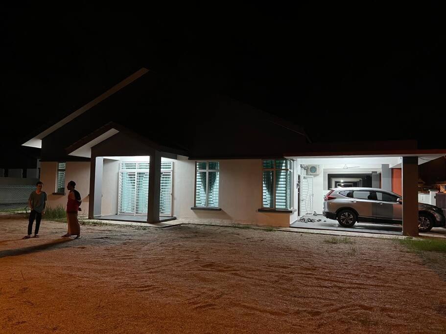 D'Sara Homestay Fully Furnished 3 Bedrooms All Aircond 2 Miles Centre Chukai 외부 사진