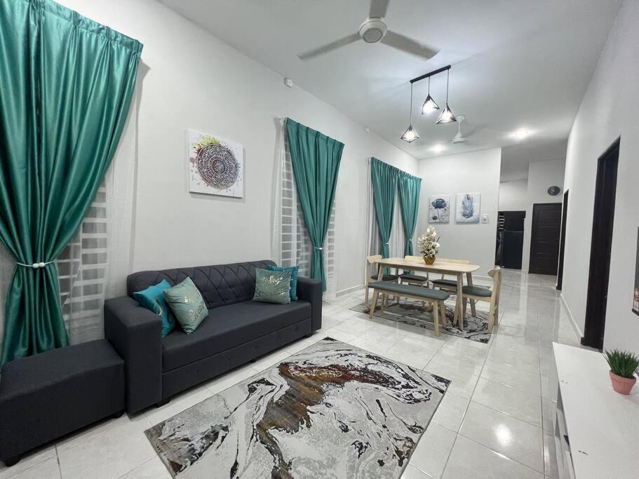 D'Sara Homestay Fully Furnished 3 Bedrooms All Aircond 2 Miles Centre Chukai 외부 사진