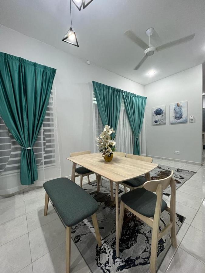 D'Sara Homestay Fully Furnished 3 Bedrooms All Aircond 2 Miles Centre Chukai 외부 사진