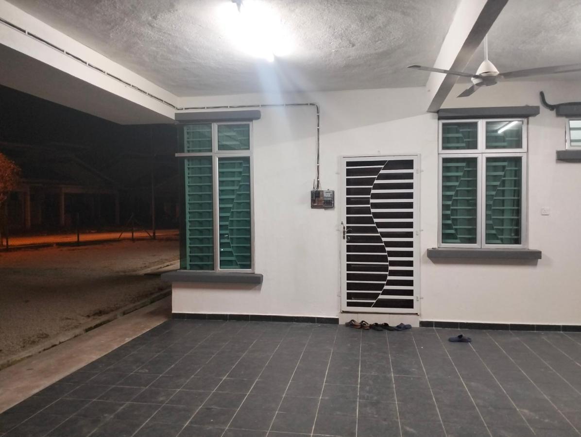 D'Sara Homestay Fully Furnished 3 Bedrooms All Aircond 2 Miles Centre Chukai 외부 사진
