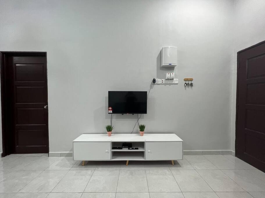 D'Sara Homestay Fully Furnished 3 Bedrooms All Aircond 2 Miles Centre Chukai 외부 사진